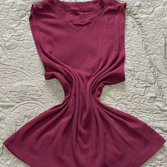 TIME AND TRU CREW NECK TANK - Picture 2 of 2